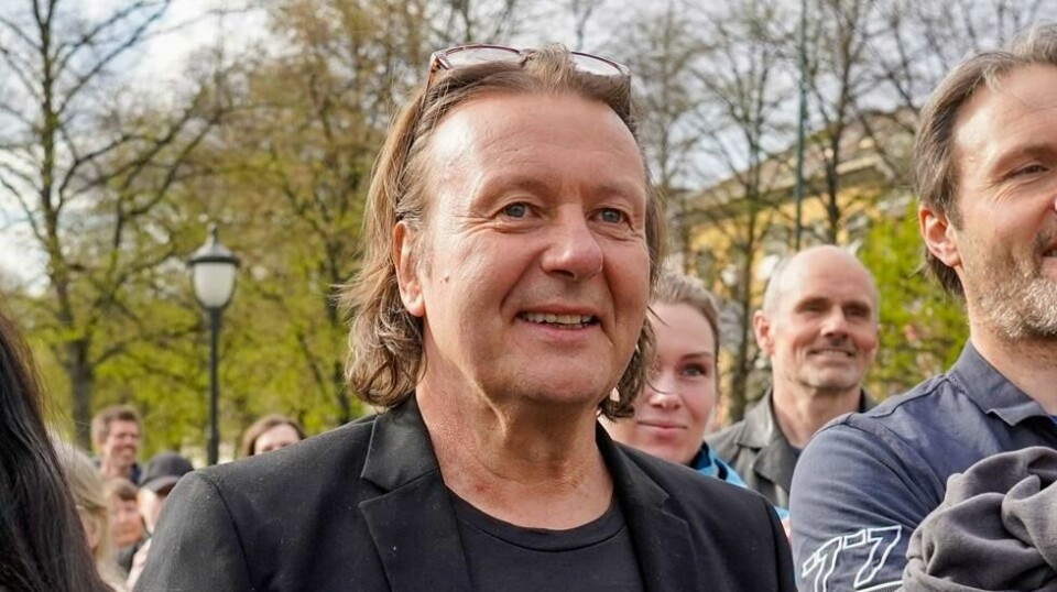 Svein Østvik under en demonstrerer på Eidsvolls plass ved Stortinget under coronapandemien. Han angrer ikke på den famøse munnbind-hendelsen.