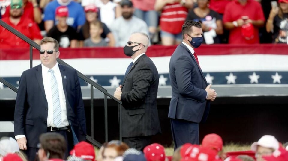 Secret Service-agenter under ett av president Donald Trumps valgkamparrangementer i dagene før valget. Nå skal over 130 agenter enten være smittet eller i coronakarantene.