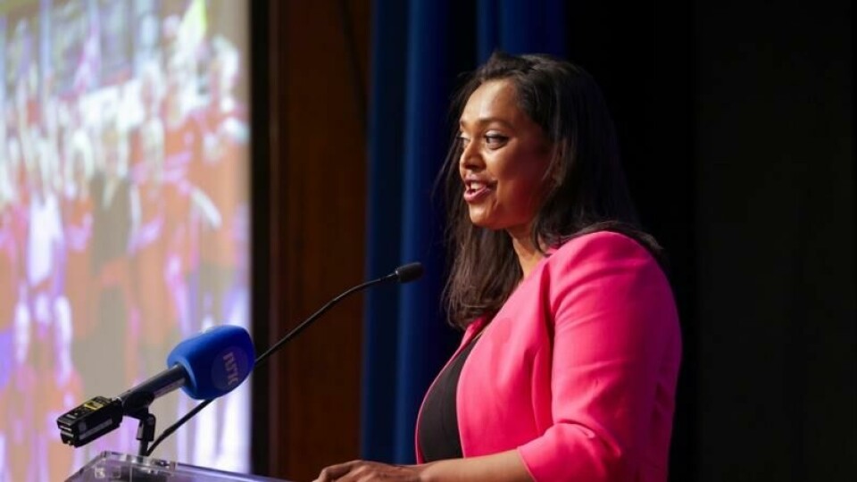 Carl I. Hagen overrasket Kamzy Gunaratnam denne uken. Her er sistnevnte avbildet under Oslo Arbeiderparti sitt nominasjonsmøtet i november.