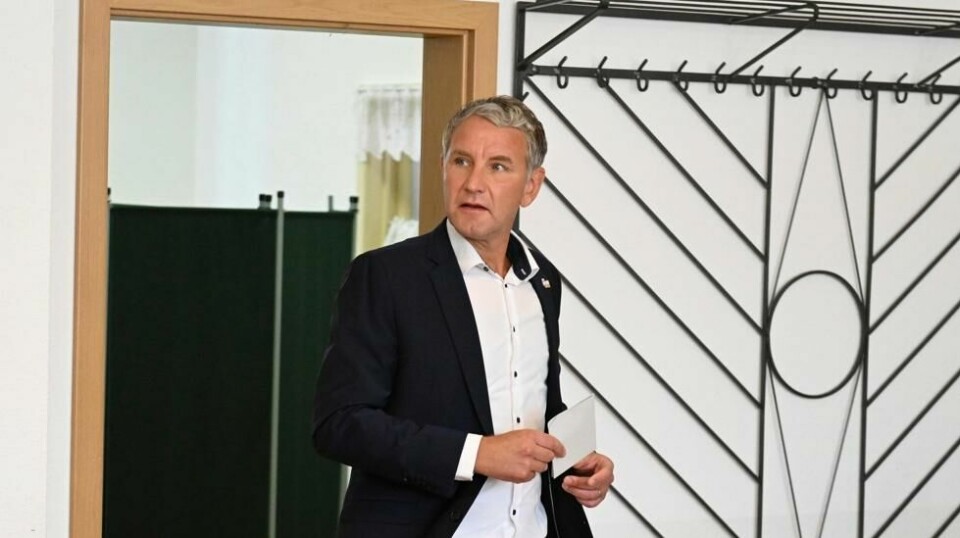 AfD-politikeren Björn Höcke ankommer valglokalet i Thüringen søndag. Han får ikke selskap av noen journalister på valgvaken i kveld, har partiet besluttet. Foto: Swen Pfortner/dpa via AP/NTB
