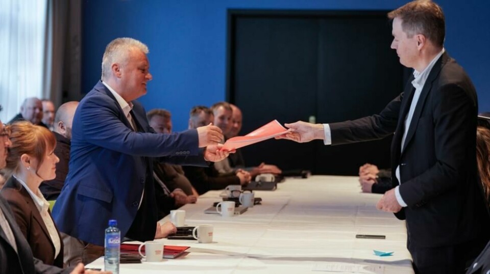 Mandag overleverte Jørn Eggum, leder i Fellesforbundet, kravet til fungerende direktør Knut E Sunde i Norsk Industri. Torsdag ble det brudd i forhandlingene.
