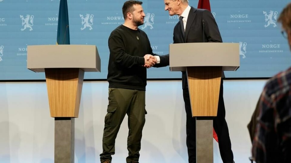 Statsminister Jonas Gahr Støre (Ap) skal delta på et toppmøte om fred i Ukraina. Møtet holdes i Sveits i juni. Her er Støre sammen med Ukrainas president Volodymyr Zelenskyj i Oslo i desember. Foto: Cornelius Poppe / NTB