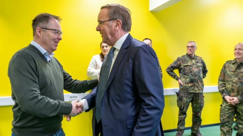 Forsvarsminister Bjørn Arild Gram (Sp) hilser på sin tyske kollega Boris Pistorius i Alta tidligere i år i forbindelse med militærøvelsen Nordic Response. Nå har de to statsrådene kommet med et forslag til å styrke kritisk undersjøisk infrastruktur i Natos ansvarsområde. Foto: Heiko Junge / NTB
