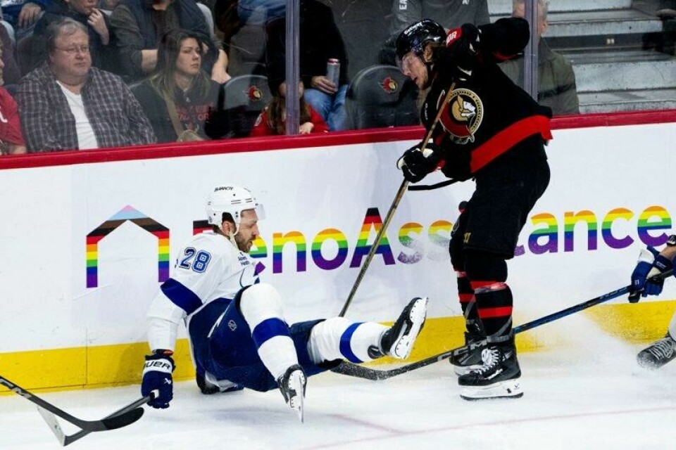 Tampa Bay Lightning tapte torsdag kveld borte mot Ottawa Senators. Her går gjestenes Zemgus Girgensons i bakken i duell mot Ottawa-spiller Adam Gaudette.