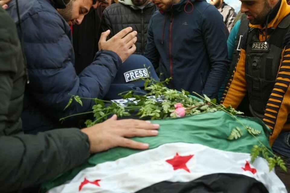 Nesten 1000 mennesker er drept siden Syria-offensiven begynte, mange av dem sivile. Her sørger kolleger og venner over den syriske fotografen Anas Alkharboutli (32), som ble drept i Idlib onsdag på jobb for nyhetsbyrået DPA.