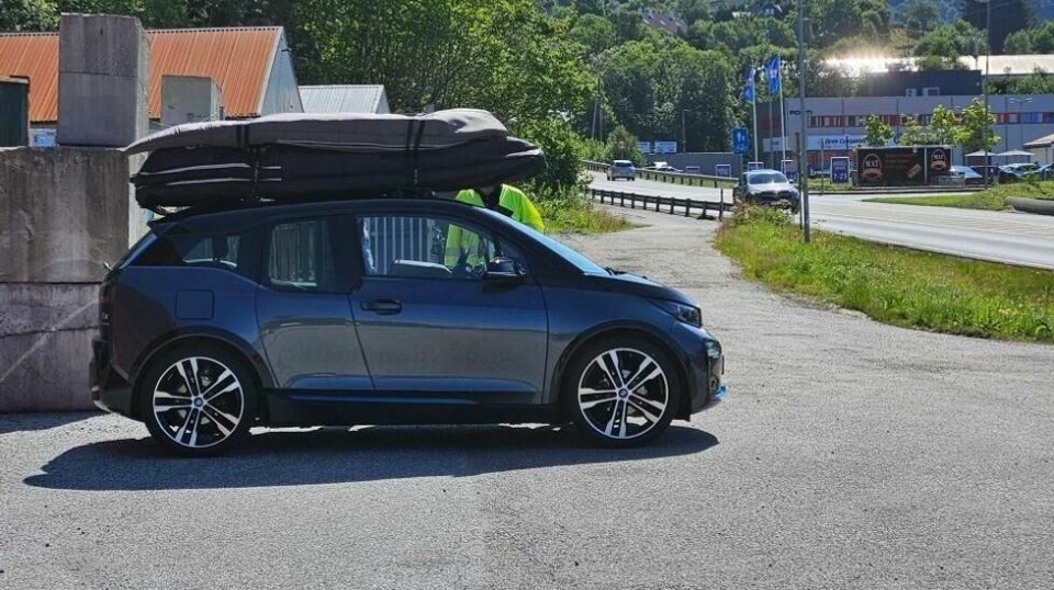 Den lille BMW-elbilen er ikke godkjent for taklast. Dermed ble det bruksforbud.