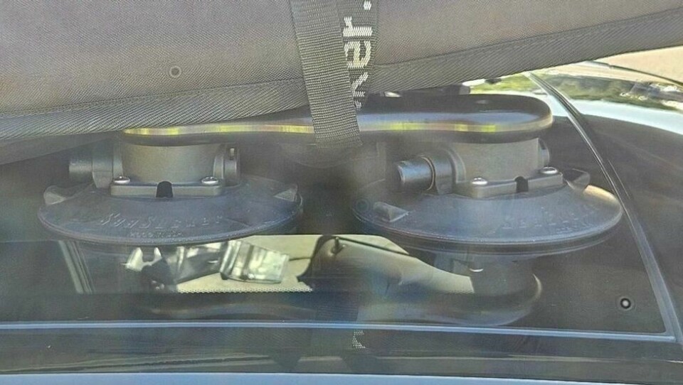 Ingen ting å si på kreativiteten her... Men det hjelper ikke så lenge bilen ikke er godkjent for taklast. Ingen ting å si på kreativiteten her... Men det hjelper ikke så lenge bilen ikke er godkjent for taklast. Foto: Statens vegvesen