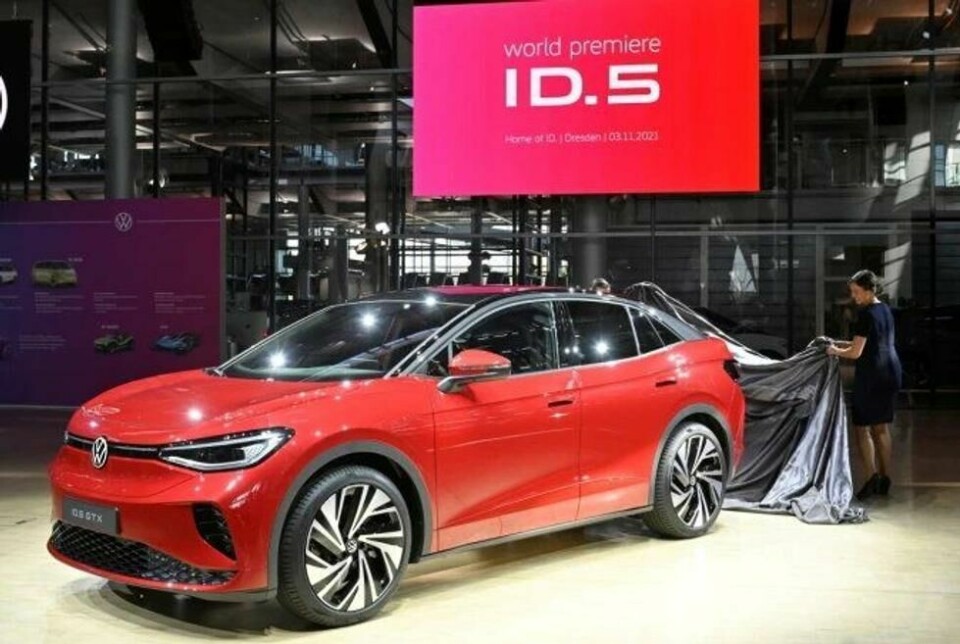 Volkswagen ID.5 er en av bilene som gir eierne taklast-utfordringer. Den er på den ene siden godkjent for 75 kilo taklast, samtidig har den ingen form for rails og bruk av lastestativ er derfor ikke tillatt fra produsentens side, da dette kan skade bilen. Volkswagen ID.5 er en av bilene som gir eierne taklast-utfordringer. Den er på den ene siden godkjent for 75 kilo taklast, samtidig har den ingen form for rails og bruk av lastestativ er derfor ikke tillatt fra produsentens side, da dette kan skade bilen. Foto: Matthias Rietschel / AP / NTB