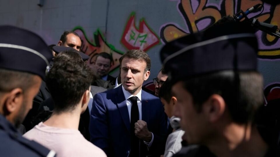 Frankrikes president Emmanuel Macron dukket tirsdag uventet opp i Marseille og varslet kamp mot narkobandene i byen. Foto: AP / NTB