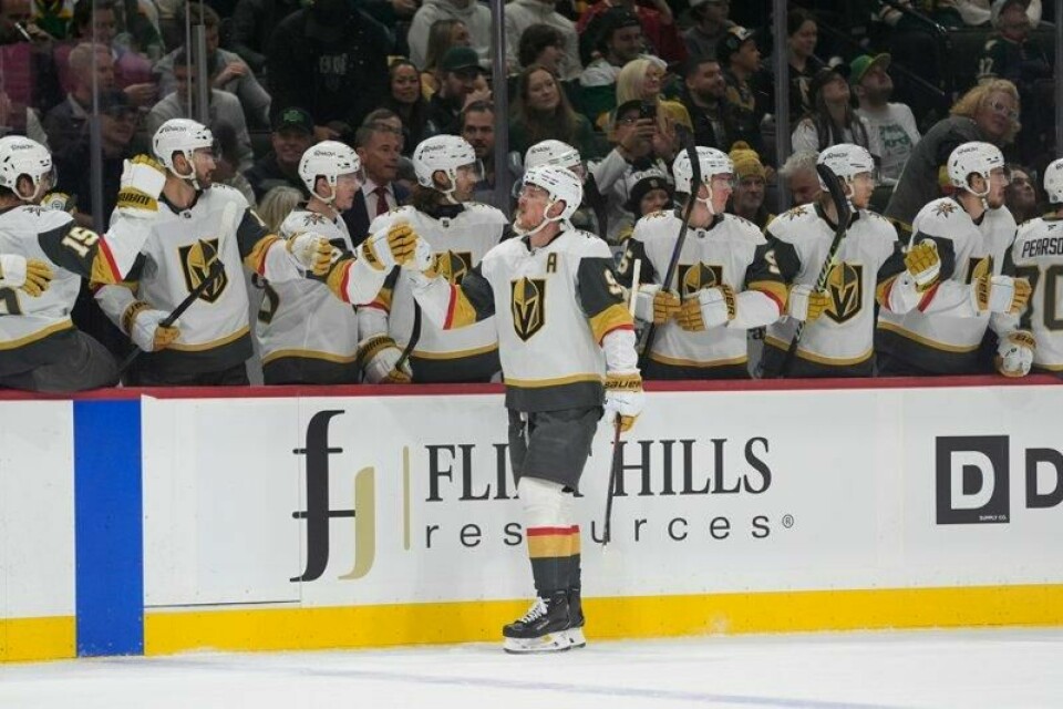 Jack Eichel (på isen) feirer ett av de tre målene han scoret da Vegas Golden Knights slo Minnesota Wild 5-1 på Wilds hjemmebane tirsdag.