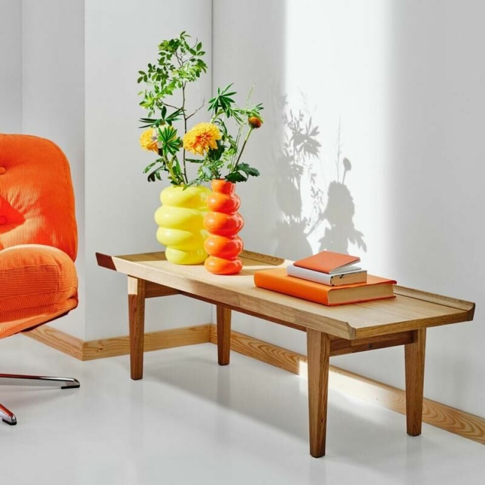 Blomstervasene fra 90-tallet er designet av Anna Efverlund og relanseres nå. Eikebenken, hvis design tilhører Erik Wørt, kom for første gang inn i Ikea-katalogen i 1963. Blomstervasene fra 90-tallet er designet av Anna Efverlund og relanseres nå. Eikebenken, hvis design tilhører Erik Wørt, kom for første gang inn i Ikea-katalogen i 1963. Foto: Ikea