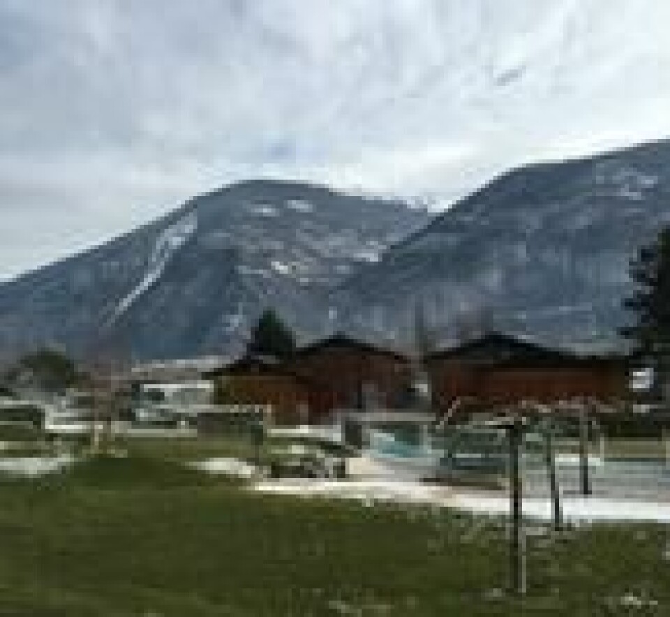 Omgitt av fjell kan man på Bains de Saillon drive rundt på strømmen i den kunstige elven, som er fylt med naturlig, varmt kildevann. Det firestjernes spahotellet ligger i Valais' vindistrikt. Omgitt av fjell kan man på Bains de Saillon drive rundt på strømmen i den kunstige elven, som er fylt med naturlig, varmt kildevann. Det firestjernes spahotellet ligger i Valais' vindistrikt. Foto: Leni Aurora Brækhus / ABC Nyheter