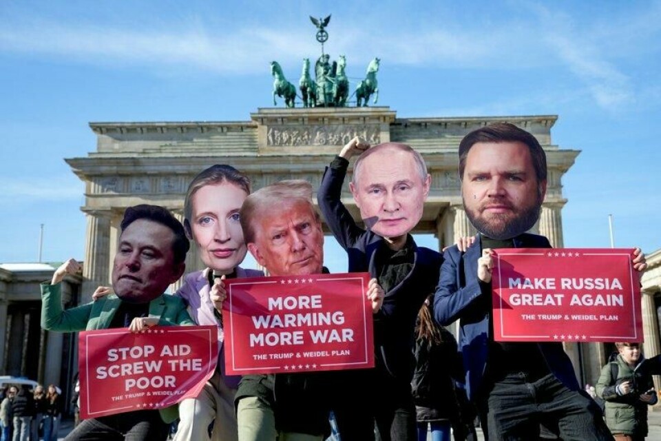 Demonstranter bruker masker for å framstille sine motstandere før valget i Tyskland. F.v.: Milliardær og X-eier Elon Musk, AfD-leder Alice Weidel, president Donald Trump, Russlands president Vladimir Putin og USAs visepresident J.D. Vance. Amerikanske forskere mener at desinformasjonen som spres av Trumps støttespillere, kommer fra Russland. Demonstranter bruker masker for å framstille sine motstandere før valget i Tyskland. F.v.: Milliardær og X-eier Elon Musk, AfD-leder Alice Weidel, president Donald Trump, Russlands president Vladimir Putin og USAs visepresident J.D. Vance. Amerikanske forskere mener at desinformasjonen som spres av Trumps støttespillere, kommer fra Russland. Foto: Ebrahim Noroozi / AP / NTB