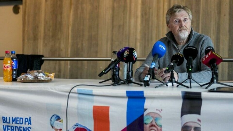 Hoppsjef Jan-Erik Aalbu orienterer pressen etter hoppskandalen, under et pressemøte i Holmenkollen.