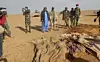 Niger i 2013: Soldater og hjelpearbeidere graver graver til rundt 100 migranter som døde av tørst i Sahara etter at lastebilen de reiste i brøt sammen. Foto: Almoustapha Alhacen / AP