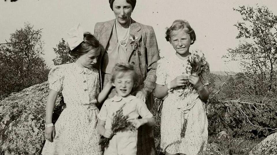 Kronprinsesse Märtha og barna under en pause på flukten gjennom Finland 13.-15. august 1940. Foto: De kongelige samlinger