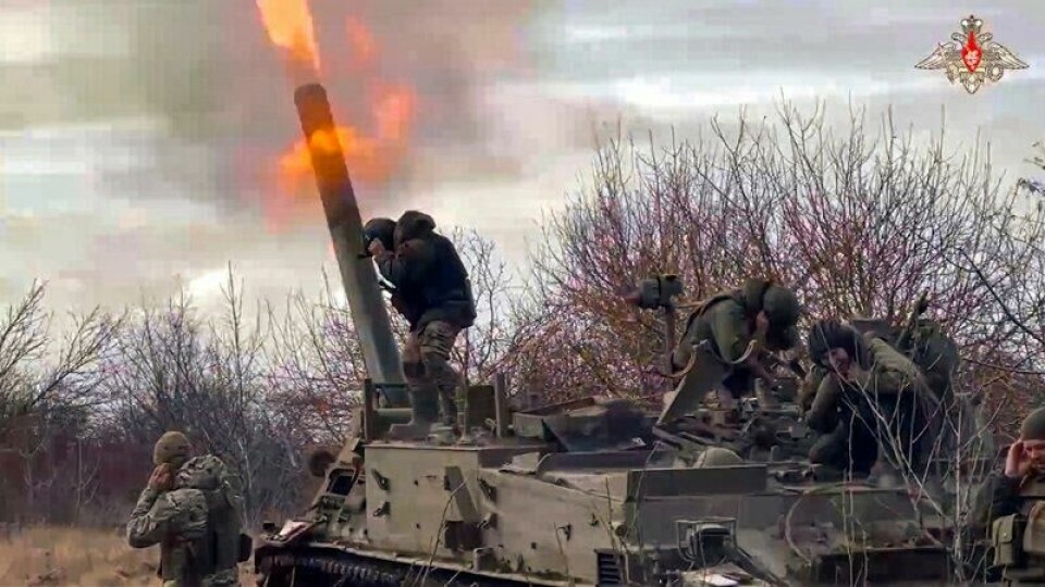 Russiske soldater avfyrer her et våpen. Bildet er fra begynnelsen av februar,