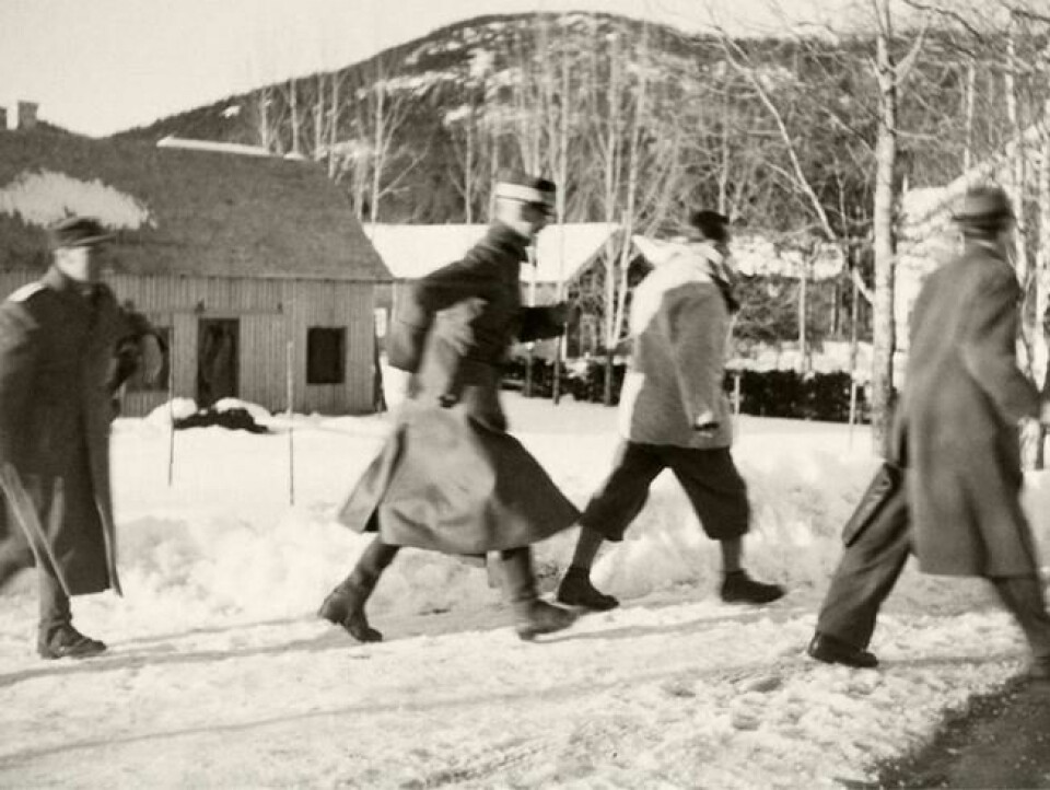 10. april møtte kong Haakon tyskernes sendemann, Curt Bräuer. Kongen svarte nei på tyskernes krav. Regjeringen ga samme svar. Tyskerne svarte med massive flyangrep. Her søker kongen og kronprinsen dekning for det tyske flyangrepet på Nybergsund 11. april 1940. Foto: Johan Wilhelm Clüver, De kongelige samlinger 10. april møtte kong Haakon tyskernes sendemann, Curt Bräuer. Kongen svarte nei på tyskernes krav. Regjeringen ga samme svar. Tyskerne svarte med massive flyangrep. Her søker kongen og kronprinsen dekning for det tyske flyangrepet på Nybergsund 11. april 1940. Foto: Johan Wilhelm Clüver, De kongelige samlinger
