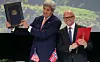 Klima- og miljøminister Vidar Helgesen (H) og USAs utenriksminister under Obama, John Kerry, signerer felleserklæring om klima og regnskog. Hva som skjer med USAs klimapolitikk nå, er usikkert. Foto: Cornelius Poppe / AP