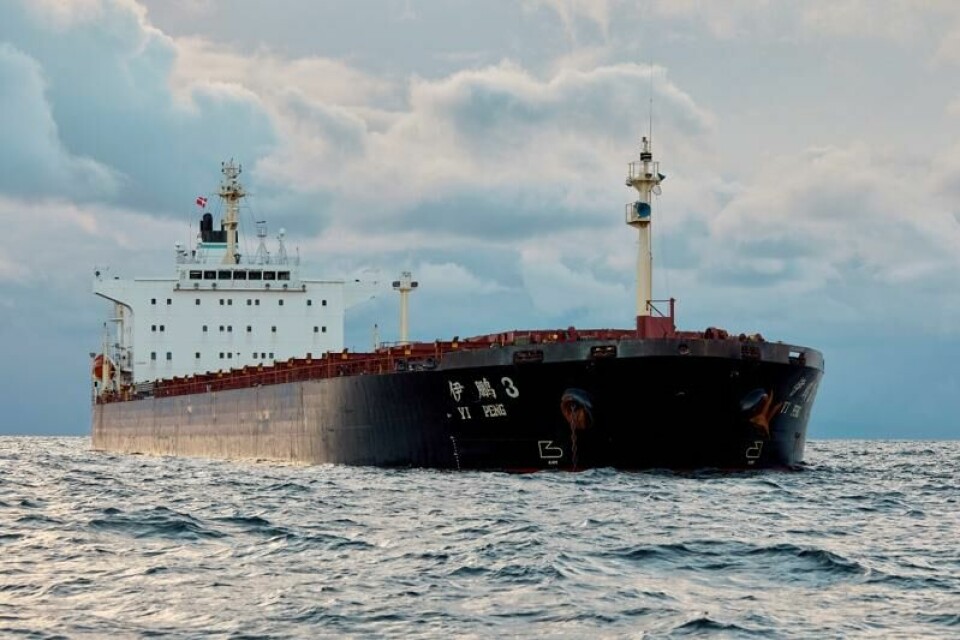Det kinesiske lasteskipet Yi Peng 3 fotografert for anker utenfor danske Grenaa forrige onsdag. Skipet seilte nær de to datakablene i Østersjøen da de ble skadet. Det kinesiske lasteskipet Yi Peng 3 fotografert for anker utenfor danske Grenaa forrige onsdag. Skipet seilte nær de to datakablene i Østersjøen da de ble skadet. Foto: Mikkel Berg Pedersen / Ritzau Scanpix / AP / NTB