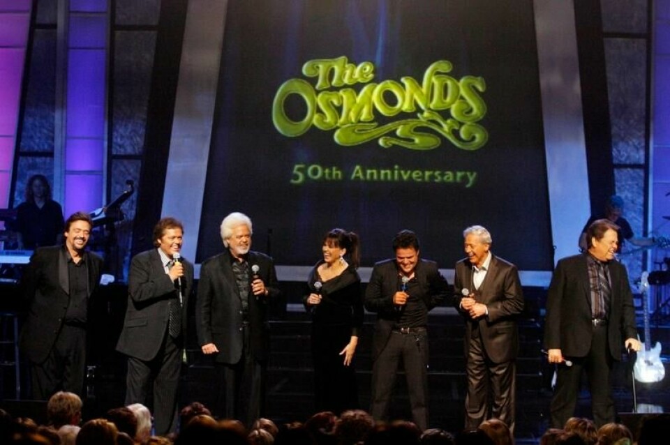 Wayne Osmond (nummer to fra høyre) sammen med søsknene Jay (lengst til venstre), Jimmy, Merrill, Marie, Donny og Alan under innspillingen av et jubileumsshow i Las Vegas i 2007. Arkivfoto: Isaac Brekken / AP / NTB