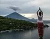 Tirsdag forrige uke startet et utbrudd i Agung-vulkanen på Bali. Her poserer en turist foran den 3000 meter høye vulkanen på den indonesiske øya. Foto: AFP / NTB scanpix.