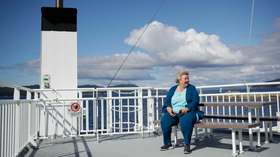 Høyre-leder Erna Solberg på Stord-ferja under valgkampen i 2021. Nå vil hun få gang på Hordfast-prosjektet, en bro mellom Stord og Os i Vestland. Foto: Javad Parsa / NTB