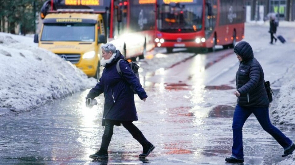 Væromslaget i Oslo har gitt vriene forhold for både fotgjengere og bilister. Det er ventet en grå avslutning på vinterferien i hovedstaden. Foto: Ole Berg-Rusten / NTB