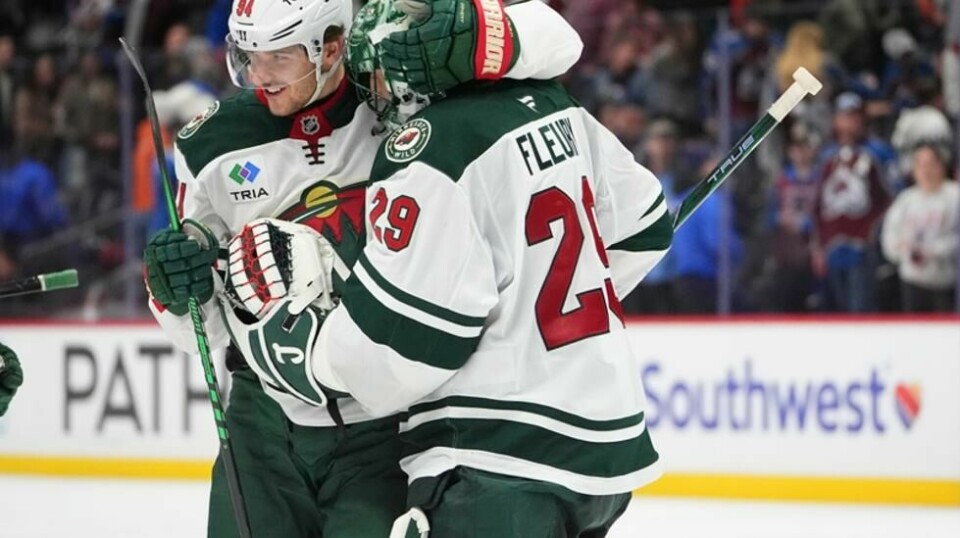 Minnesota Wild-senter Jakub Lauko, til venstre, gratulerer keeper Marc-Andre Fleury etter Wilds seier over Colorado Avalanche i NHL-kampen i Denver mandag. Foto David Zalubowski AP / NTB