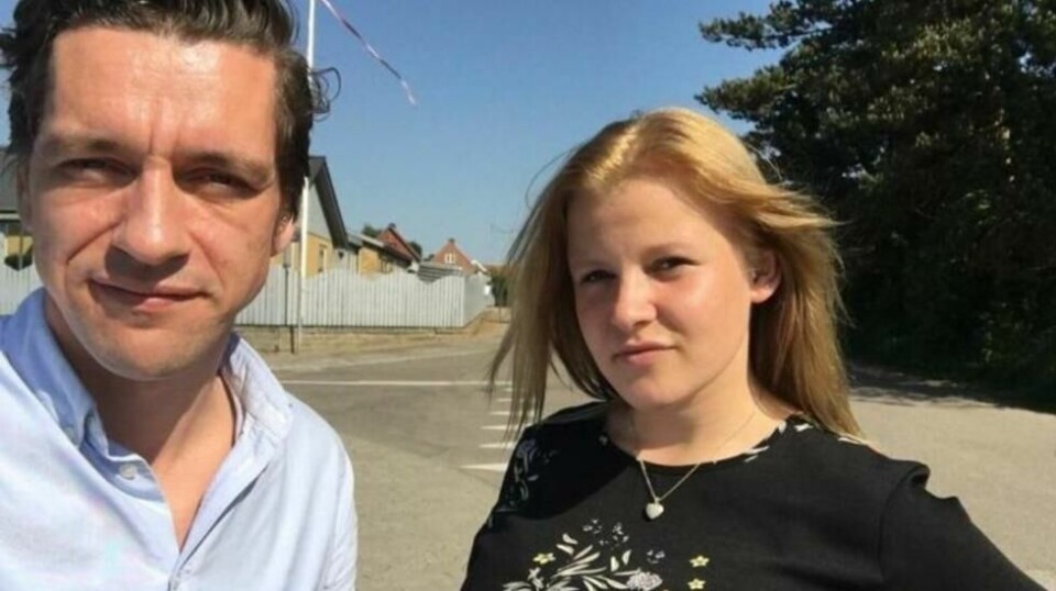 Tasja Nielsen har opplevd at pengene hun ble tilkjent for overgrep, er blitt stjålet av familiemedlem. Her er hun fotografert med Socialdemokratene-politiker Kaare Dybvad som har engasjert seg i saken. Foto: Privat