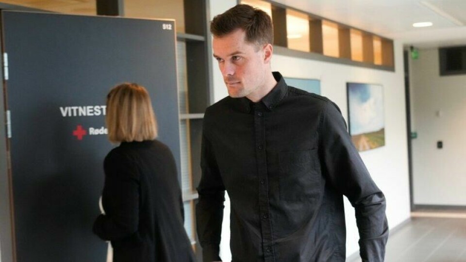 Filip Ingebrigtsen på vei inn i rettssalen mandag morgen for å vitne i saken mot Gjert Ingebrigtsen.