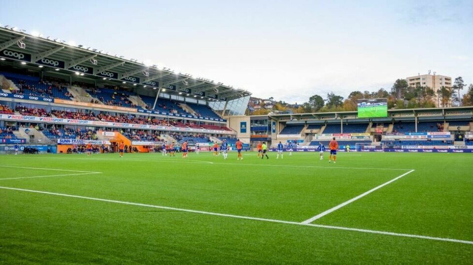Aalesund heiser regnbueflagget. Foto: Svein Ove Ekornesvåg / NTB