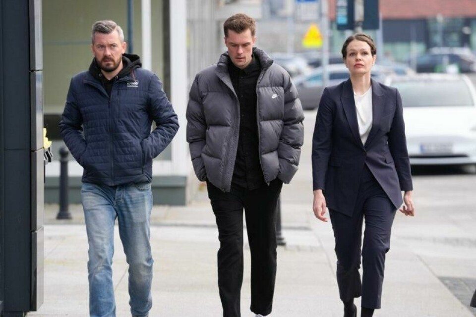 Filip Ingebrigtsen i midten sammen med bistandsadvokat Veslemøy Aga og bror Kristoffer på vei til Sør-Rogaland tingrett under dag ni av straffesaken mot Gjert Arne Ingebrigtsen, tidligere trener og far til Jakob Ingebrigtsen. Filip Ingebrigtsen i midten sammen med bistandsadvokat Veslemøy Aga og bror Kristoffer på vei til Sør-Rogaland tingrett under dag ni av straffesaken mot Gjert Arne Ingebrigtsen, tidligere trener og far til Jakob Ingebrigtsen. Foto: Terje Bendiksby / NTB