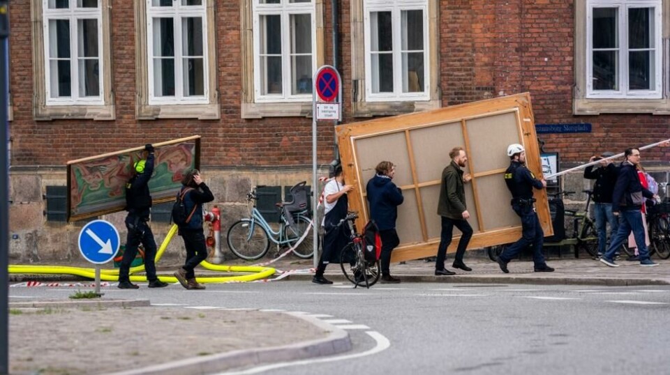 Folk bar historiske malerier ut av Børsen under brannen tirsdag. De fleste kulturgjenstandene skal ha blitt reddet ut av bygningen. Foto: Ida Marie Odgaard / Ritzau Scanpix / NTB