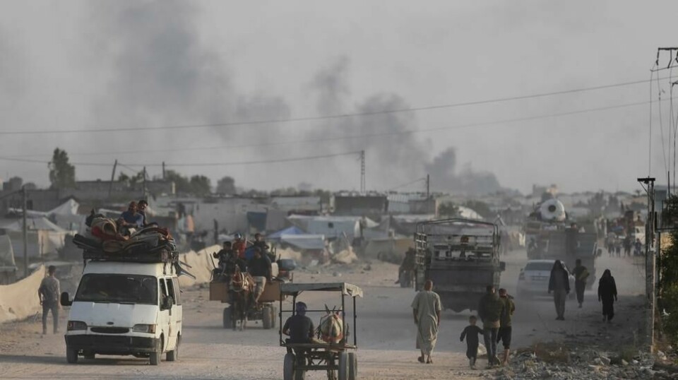 Palestinere flykter fra Rafah, sør på Gazastripen under et angrep tirsdag. Foto: Jehad Alshrafi / AP / NTB
