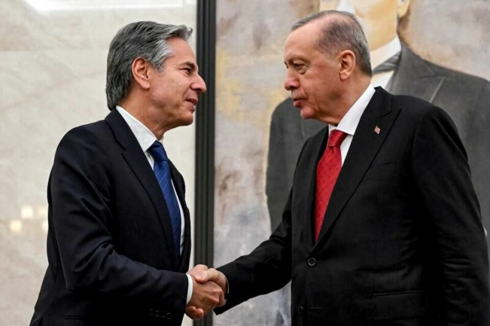 Det er lovende tegn på framgang i prosessen rundt våpenhvileforhandlingene på Gazastripen, sier USAs utenriksminister Antony Blinken (t.v.), som fredag møtte Tyrkias president Recep Tayyip Erdogan.
