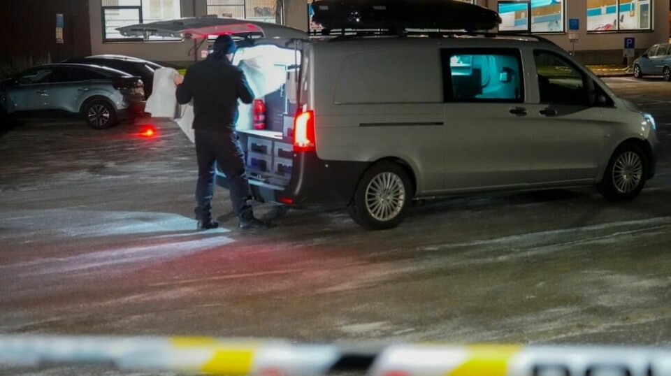 Politiet i arbeid ved Mossehallen etter skytingen. Mannen som ble skutt er svensk statsborger, og er kjent av politiet fra tidligere. Foto: Terje Bendiksby / NTB