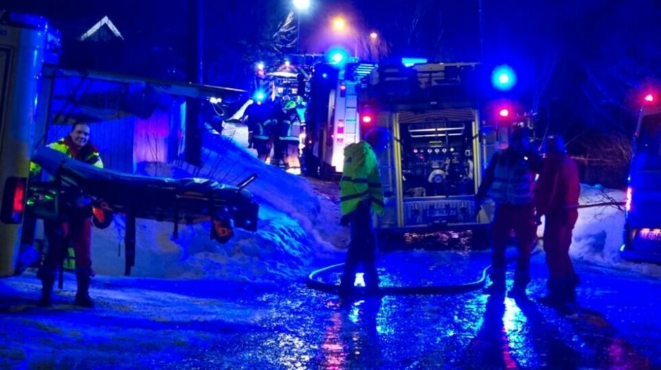 Det brant lørdag kveld i en enebolig i Fjellstadveien i Asker. Politiet har kontroll på fire personer og sjekker om det var flere i huset da brannen startet.