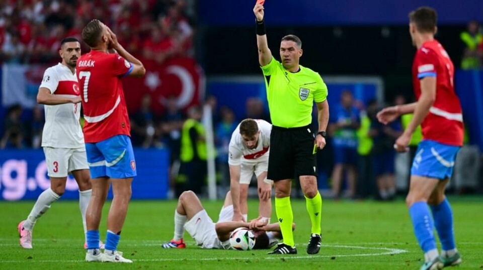 Antonin Barak ble utvist tidlig da Tsjekkia røk ut av fotball-EM med 1-2-tap for Tyrkia. Foto: Sina Schuldt / DPA via AP / NTB