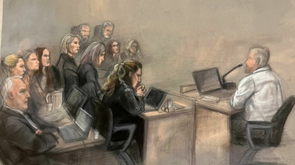 Tegning av mannen som er tiltalt for å ha bestilt og betalt drapet på Jonas Aarseth Henriksen. Pårørende, aktor og bistandsadvokat lytter. Foran dommerne er de to sakkyndige som har vurdert 34-åringen.