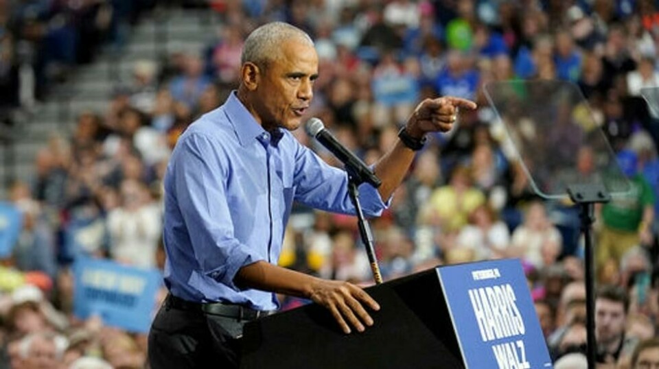 Tidligere president Barack Obama langet ut mot etterfølgeren Donald Trump på et valgmøte torsdag. Han ba unge, svarte menn ikke oppfatte Trumps nedlatenhet overfor andre som styrke. Foto: Matt Freed / AP / NTB