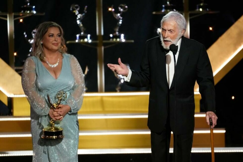 Dick Van Dyke vant Emmy-prisen for beste gjesterolle i en såpeopera for sin medvirkning i I gode og onde dager i 2024. Kona Arlene Silver ble med på scenen for å motta prisen. Dick Van Dyke vant Emmy-prisen for beste gjesterolle i en såpeopera for sin medvirkning i I gode og onde dager i 2024. Kona Arlene Silver ble med på scenen for å motta prisen. Foto: Chris Pizzello / AP