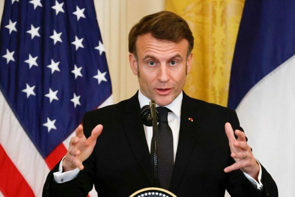 Før det kan forhandles om fred i Ukraina, trengs det en våpenhvile, sier Emmanuel Macron, som mener en våpenhvile kan komme i løpet av noen uker.