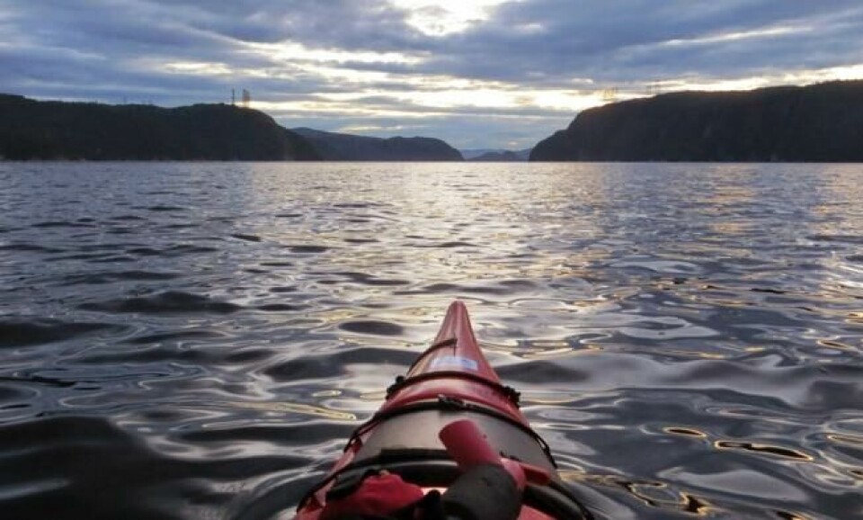 Flere ønsker å bruke mer penger på opplevelser enn materielle goder når vi er ute på reise. Hva med å oppleve soloppgang fra kajakk på fjordeme nær Tadoussac, Quebec i Canada. Foto: AP Photo/R.M. Green Flere ønsker å bruke mer penger på opplevelser enn materielle goder når vi er ute på reise. Hva med å oppleve soloppgang fra kajakk på fjordeme nær Tadoussac, Quebec i Canada. Foto: AP Photo/R.M. Green