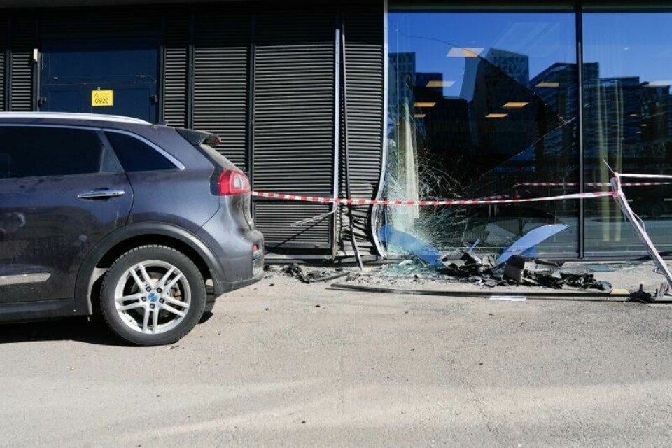 Det er skader både på bygget og bilen etter krasjen.