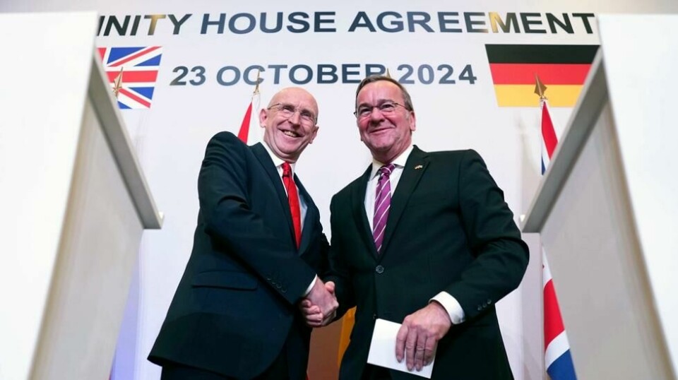 Britisk forsvarsminister John Healy sammen med tyske Boris Pistorius etter å ha signert landenes nye samarbeidsavtale i London.