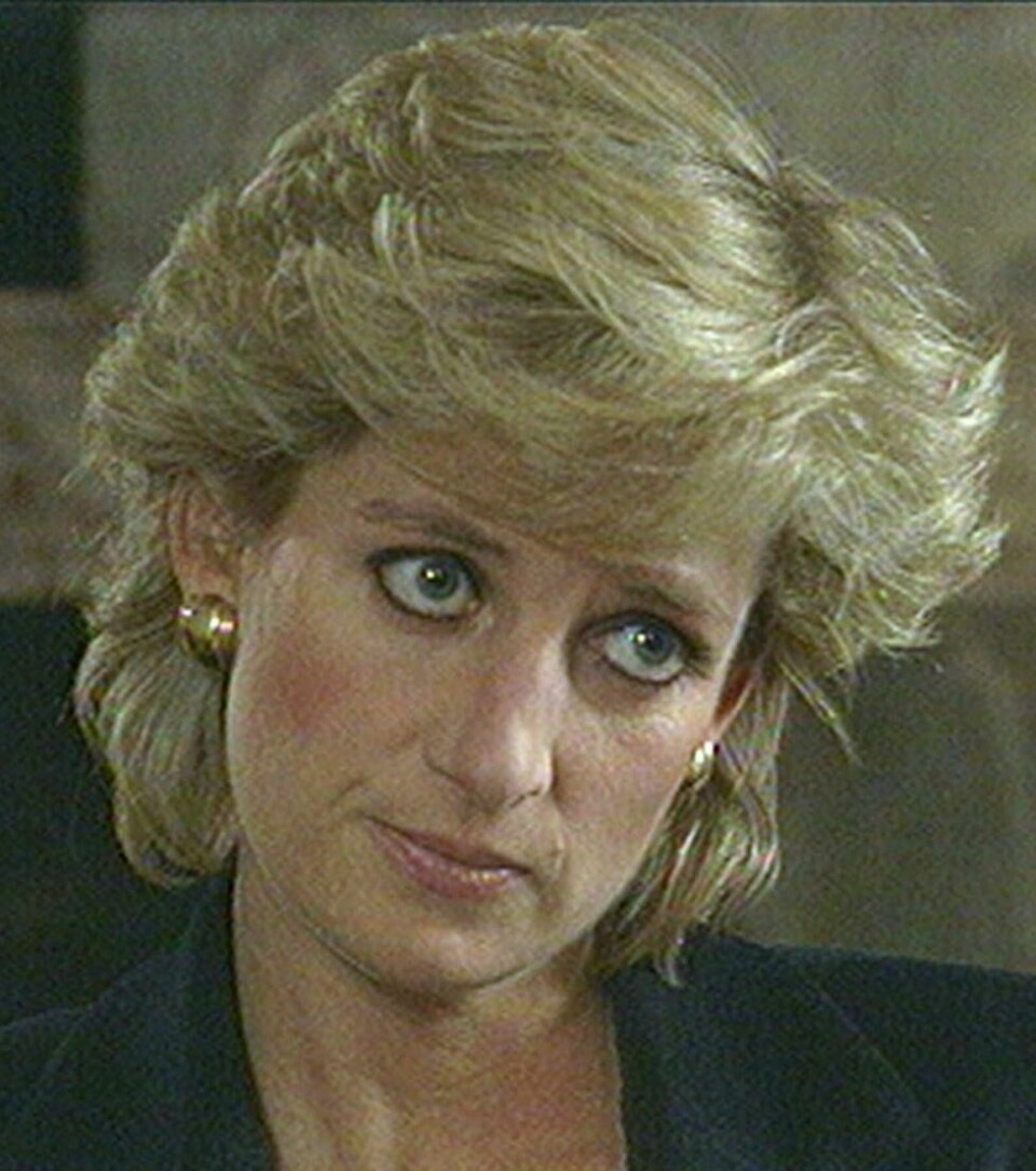 Journalist Martin Bashir lurte prinsesse Diana til å tro at hennes nærmeste lekket opplysninger om henne, deriblant sjåføren hennes, Steve Davies. Her er den avdøde prinsessen under det kjente BBC-intervjuet i 1995. Journalist Martin Bashir lurte prinsesse Diana til å tro at hennes nærmeste lekket opplysninger om henne, deriblant sjåføren hennes, Steve Davies. Her er den avdøde prinsessen under det kjente BBC-intervjuet i 1995. Foto: AP Photo / BBC Panorama / NTB