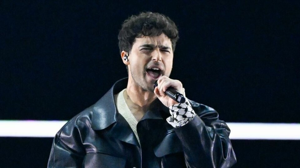 Eric Saade med palestinaskjerf rundt armen på scenen i Malmö. Foto: Jessica Gow /TT / NTB