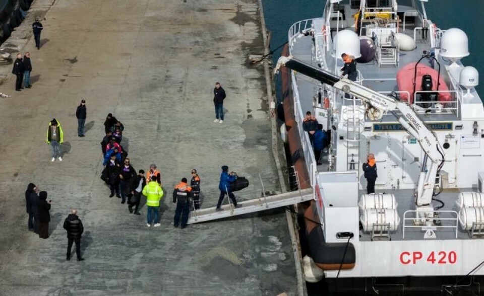 Asylsøkere går om bord i en båt i den albanske havnebyen Shëngjin for å bli returnert til Italia lørdag ettermiddag.
