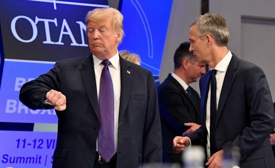 Donald Trump (t.v.) teller ned til sin varslede «frigjøringsdag». Norges finansminister Jens Stoltenberg (t.h.), her som Nato-sjef i 2018, advarer om at Norge kan bli hardt rammet.